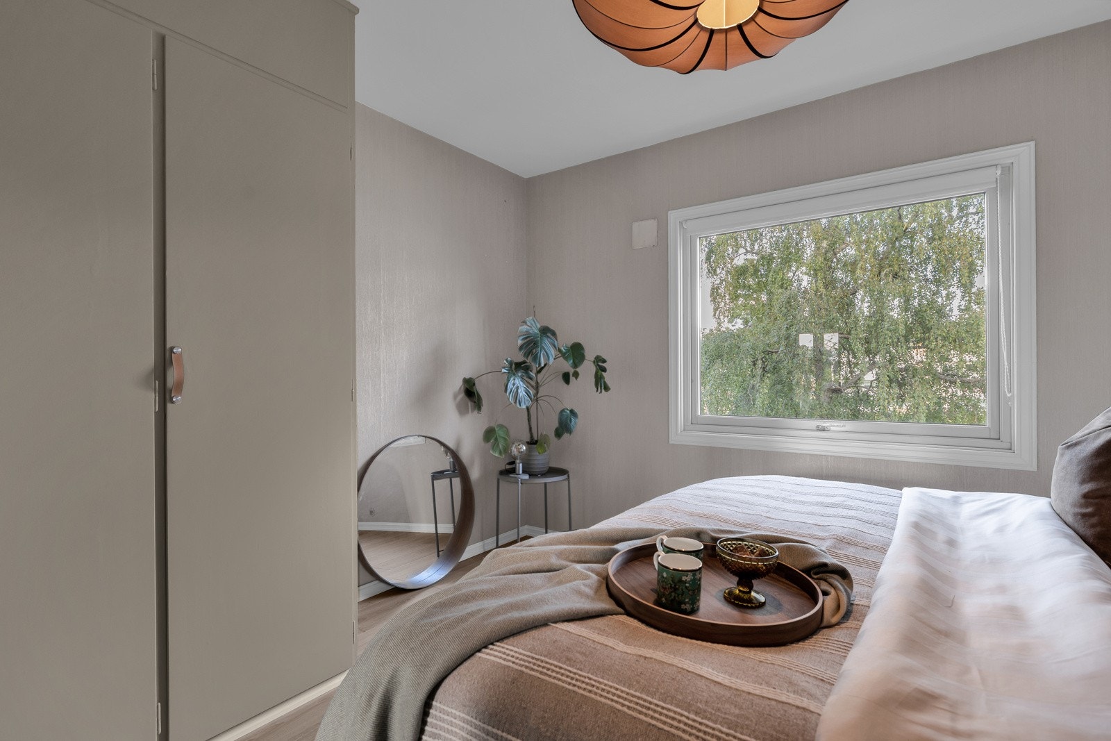 Hovedsoverommet har god plass til dobbeltseng og garderobe Galleribilde