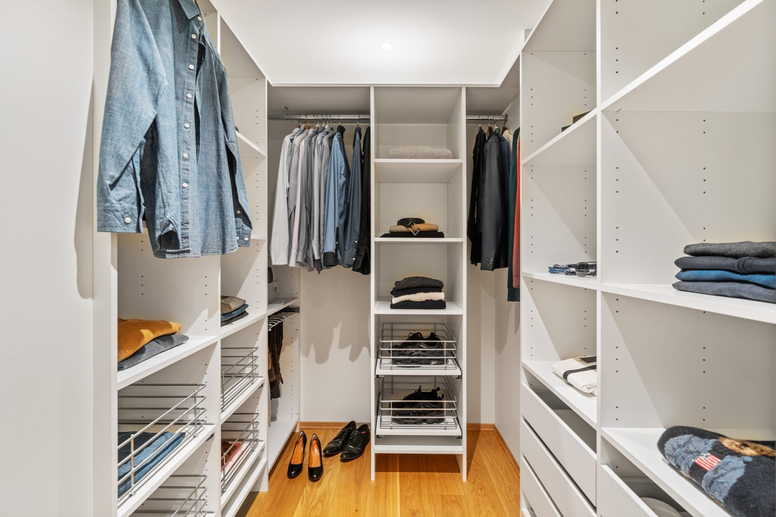 Her har du egen walk-in garderobe med god plass for klær, saker og ting.