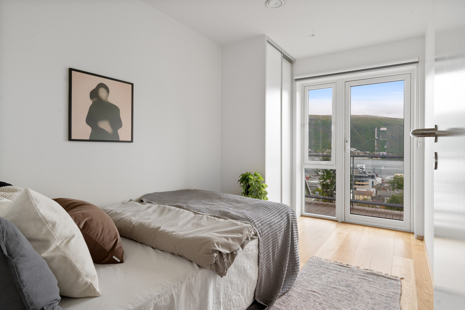 Soverom 3 framstår også romslig med plass for stor seng. Nydelig utsikt herfra også!