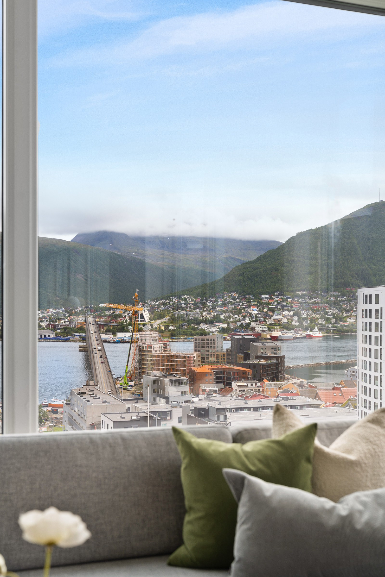 Fra boligen er det nydelig utsikt østover mot kjente landemerker i Tromsø.