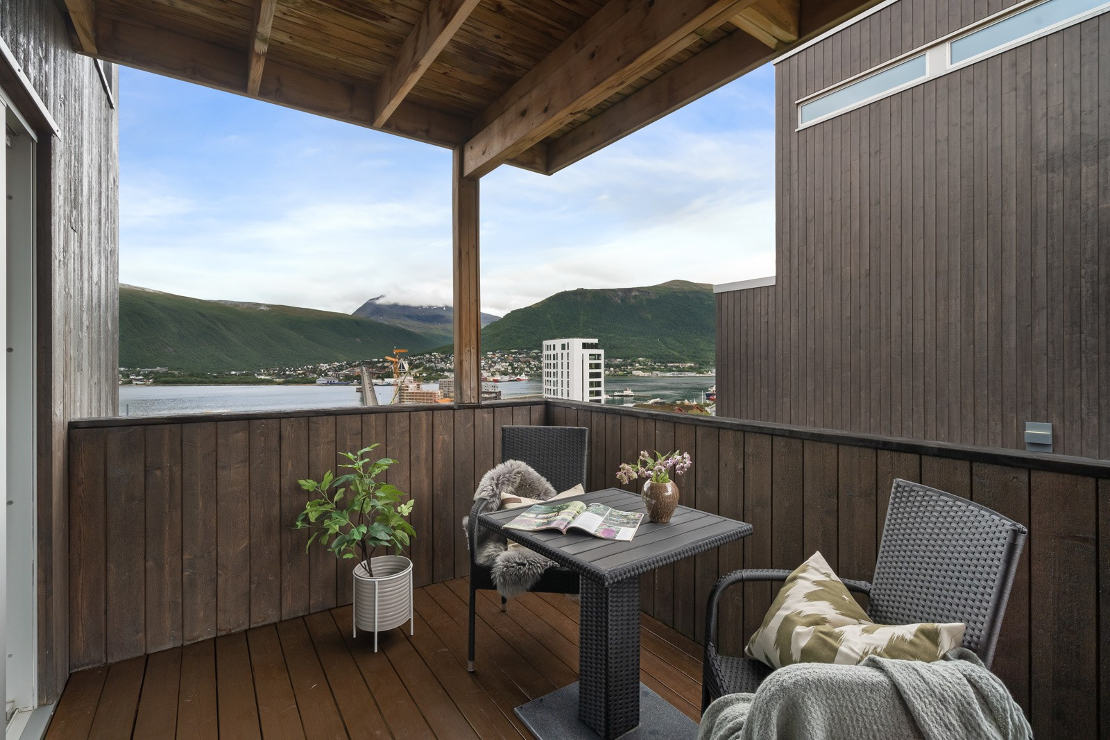 I tillegg har du utgang til egen skjermet terrasse.