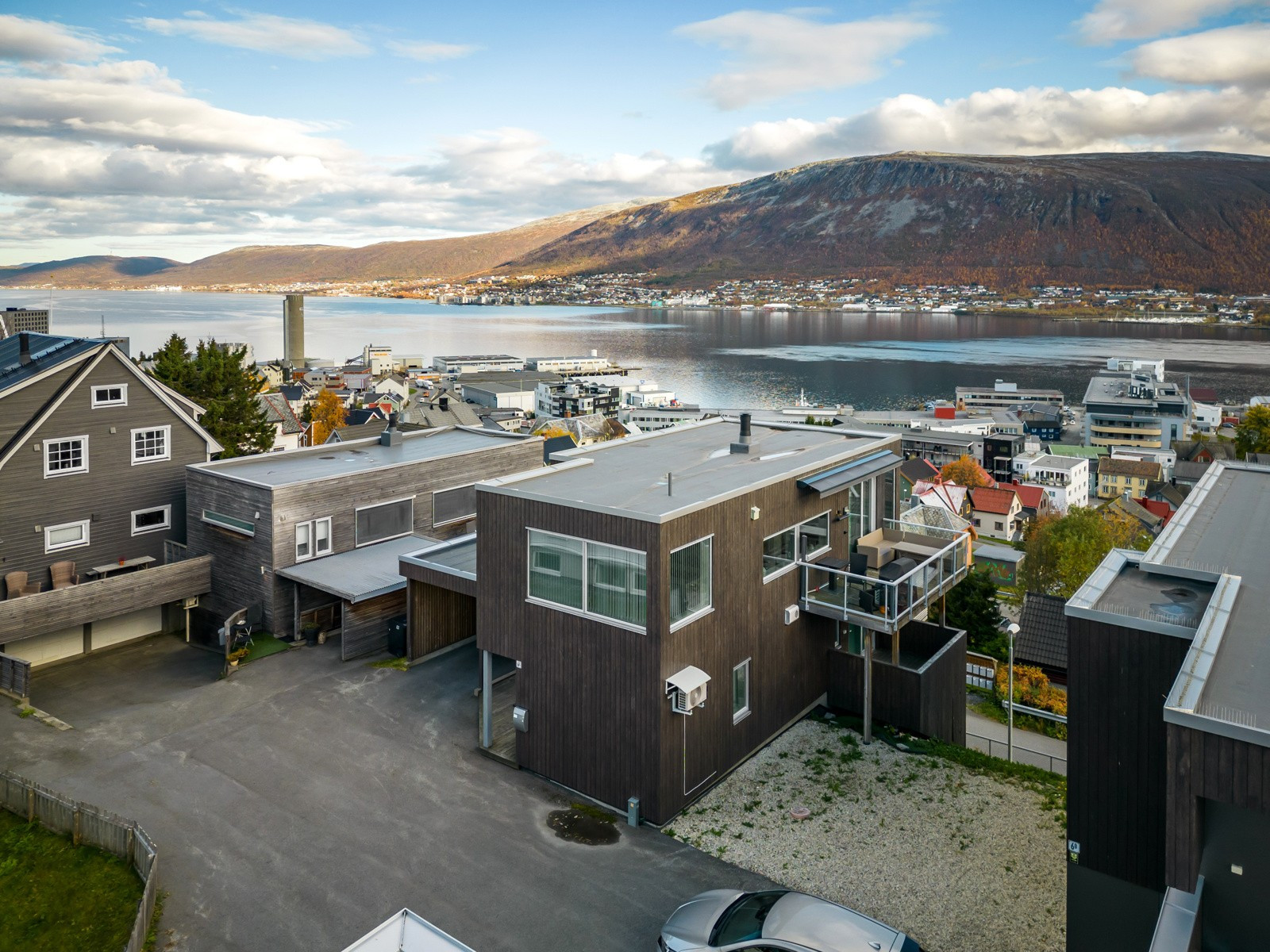 Eiendommen ligger svært fint til ovenfor den nordlige delen av Tromsø sentrum og har gåavstand til alt du måtte trenge i det daglige.