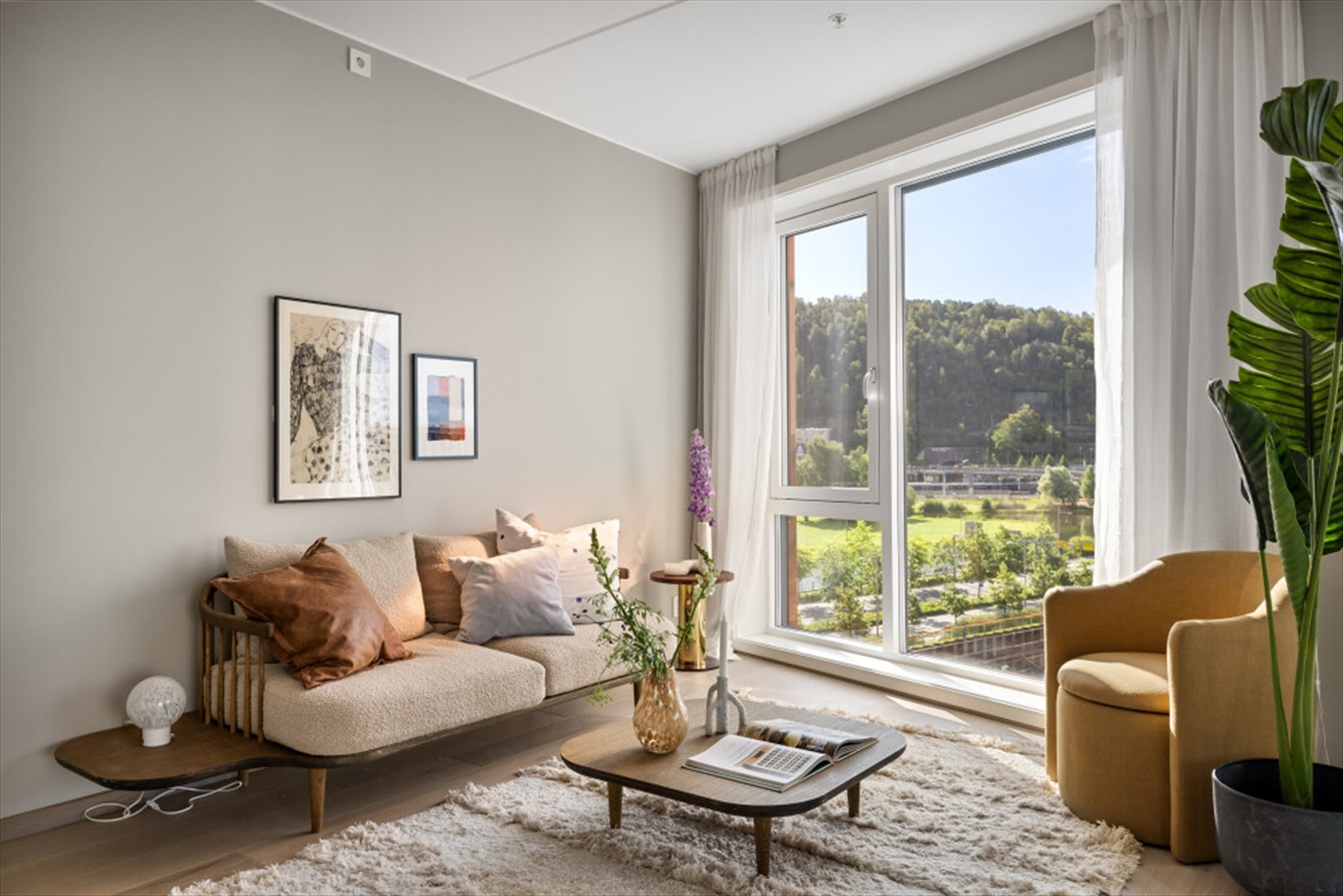 Lys og hyggelig stuedel med flott utsikt! Galleribilde