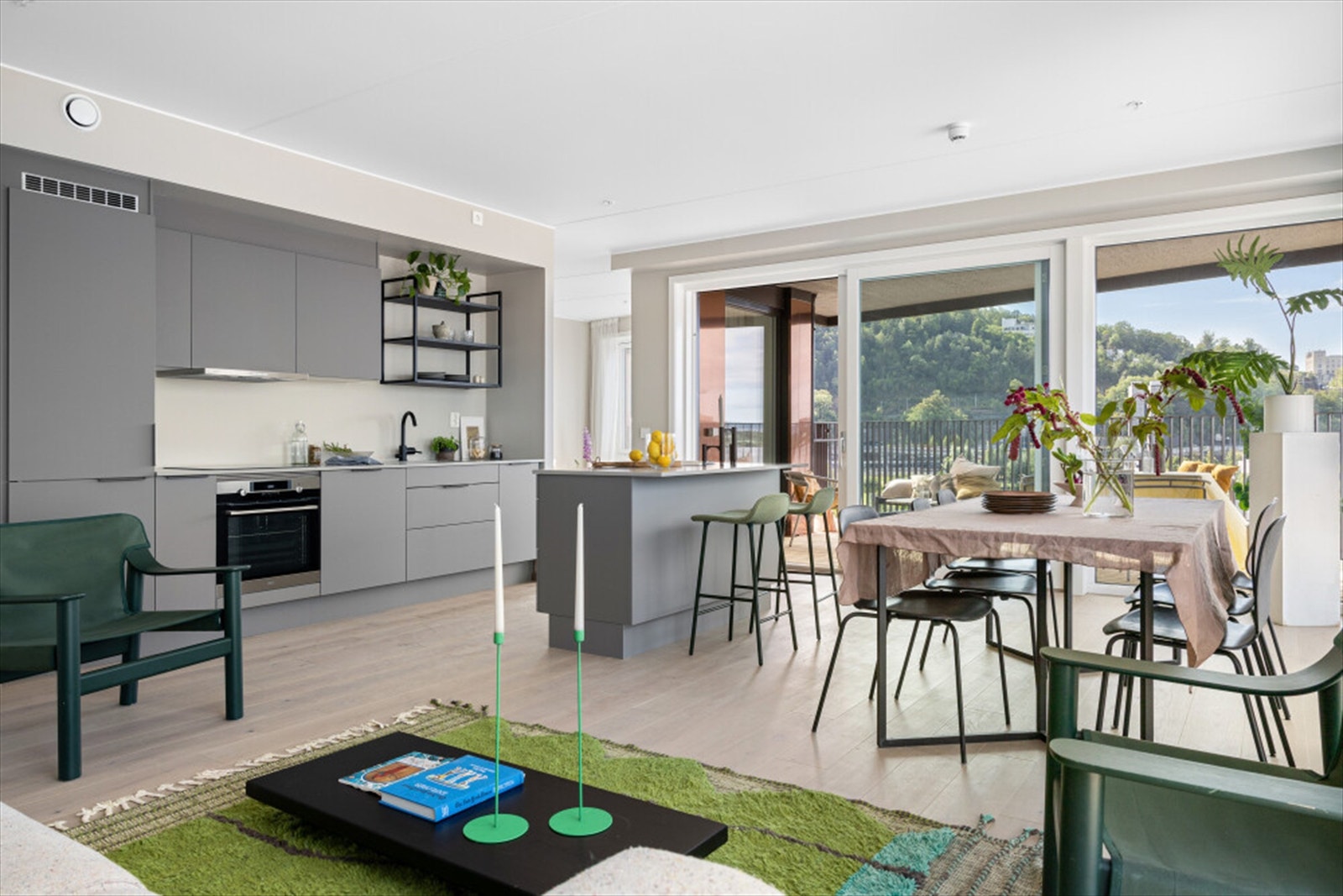 Store vindusflater mot både syd og vest gir rikelig med dagslys og flott utsikt fra leiligheten Galleribilde