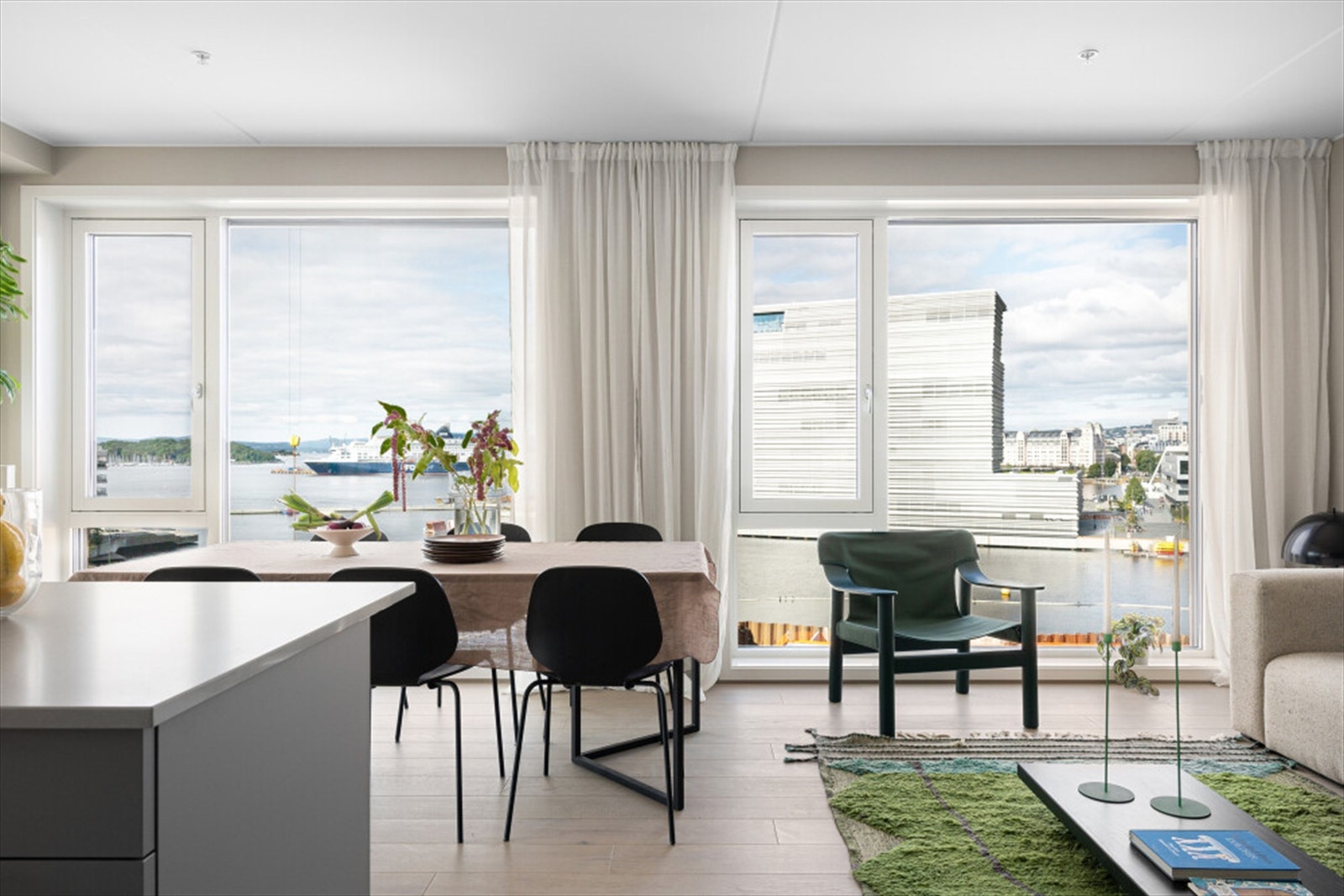 Store vindusflater mot vest som er utstyrt med screens Galleribilde