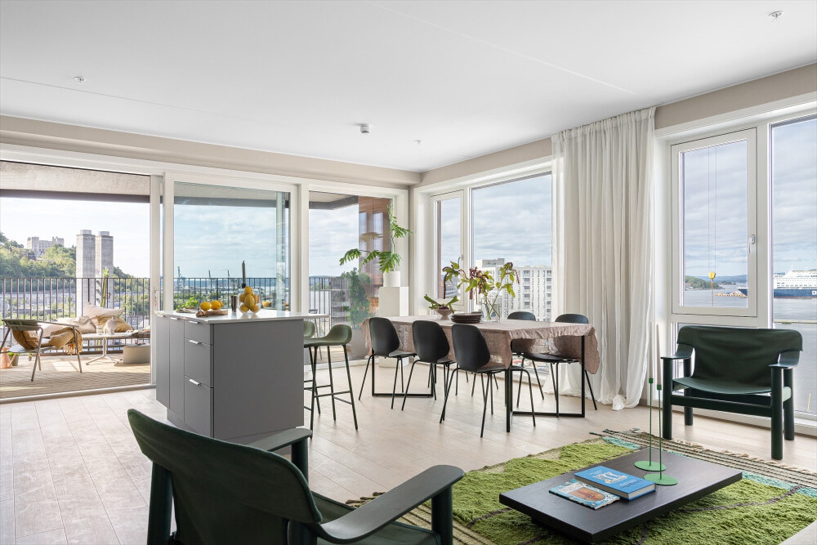 Hjørneleilighet med store vindusflater og godt med lysinnslipp. Utgang til balkong via stor skyvedør Galleribilde