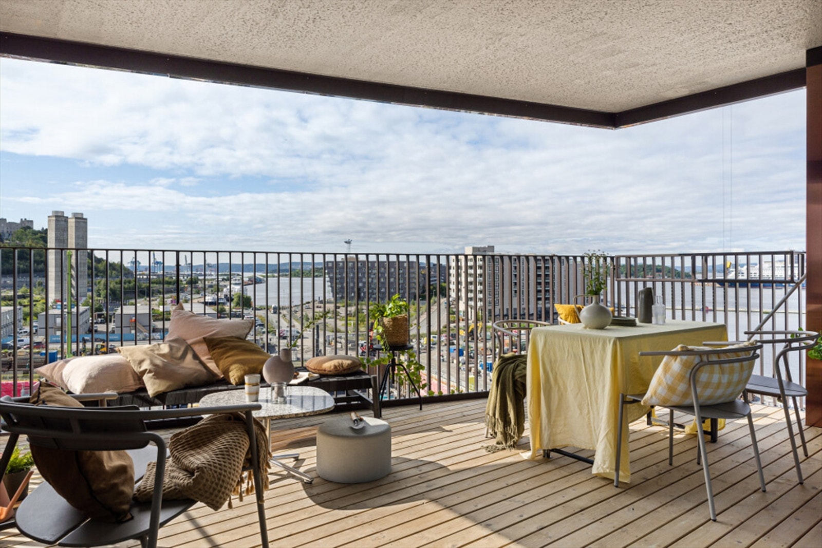 Balkong på ca. 15 kvm med god dybde, som gir mange muligheter ift møblering Galleribilde