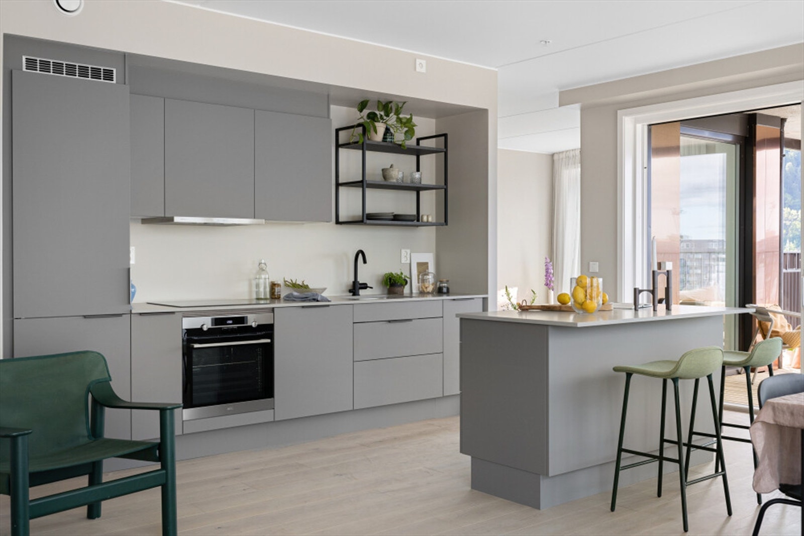 Lekkert kjøkken fra HTH med helintegrerte hvitevarer og benkeplate i kompositt Galleribilde