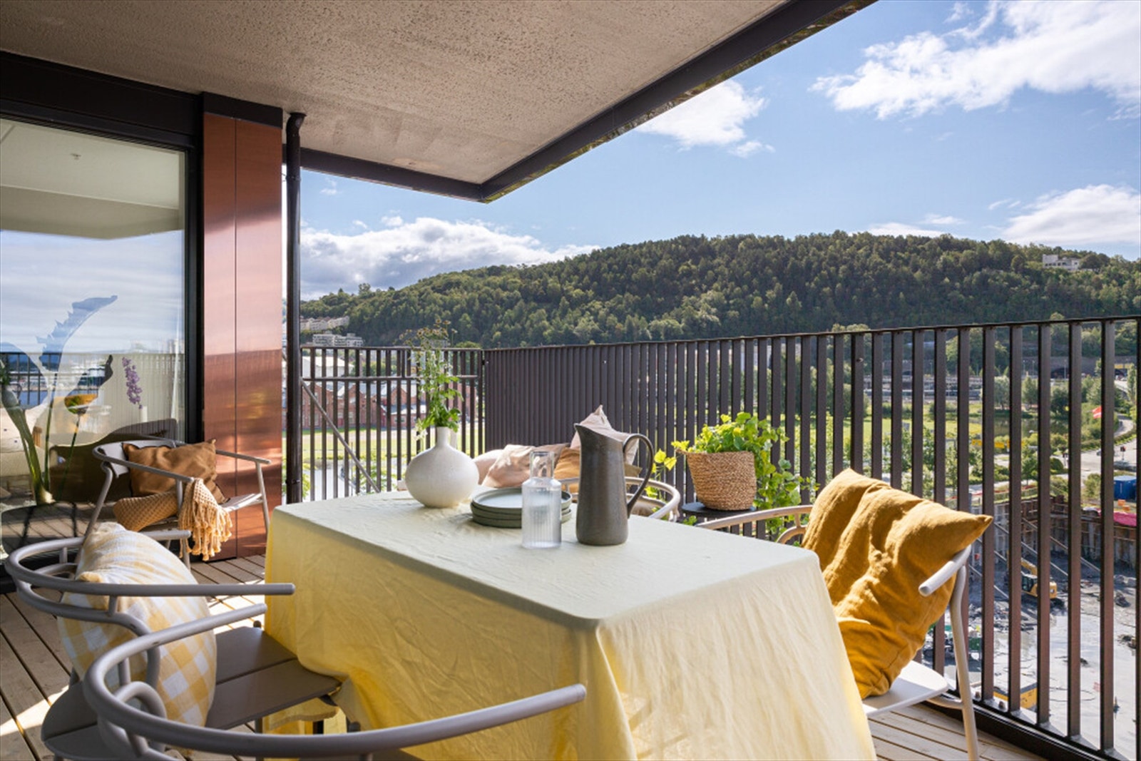 Balkongen er på ca. 15 kvm og vender mot syd - Her i fra kan sol og utsikt nytes Galleribilde