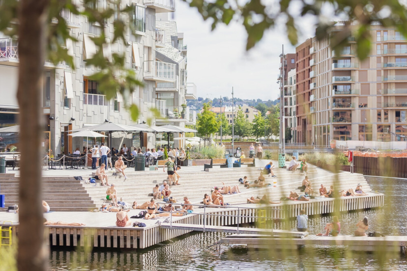 Det er et yrende folkeliv langs havnepromeneden Galleribilde