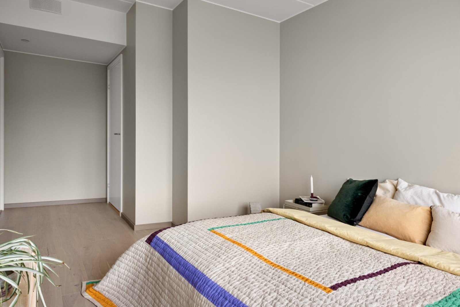 Plass til garderobe og adkomst til eget bad Galleribilde