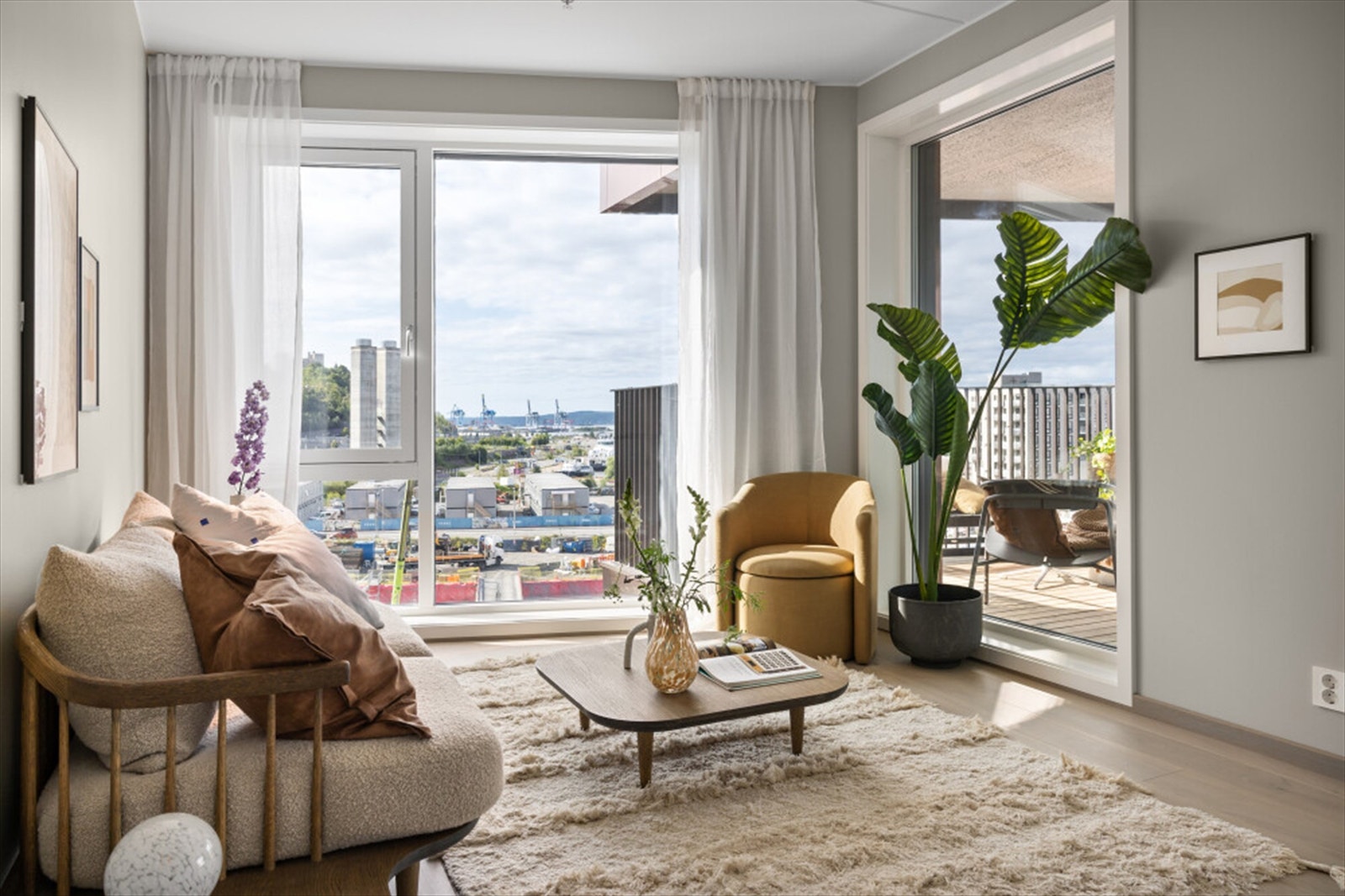 Stuedel med flere mulige møbleringsalternativer og mye vindusareal Galleribilde