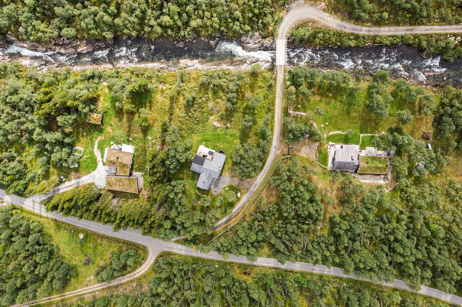 Plassering. Lett tilgang til andre siden av Mørekvamdalen og Heggeslettane over broen. Galleribilde