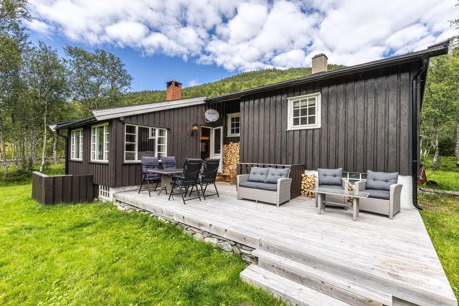 Romslig terrasse med svært gode solforhold. Galleribilde
