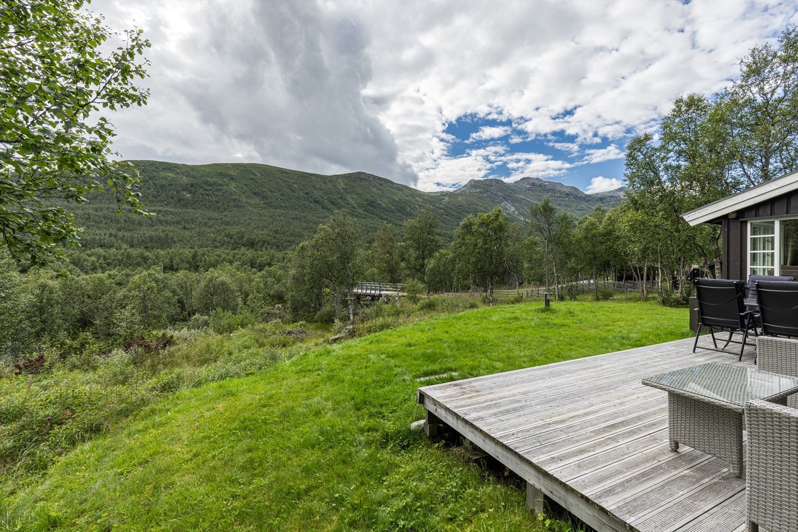 Utsikt mot vakre Svarthetta. Svarthetta når du fra hytta sommer som vinter. Galleribilde
