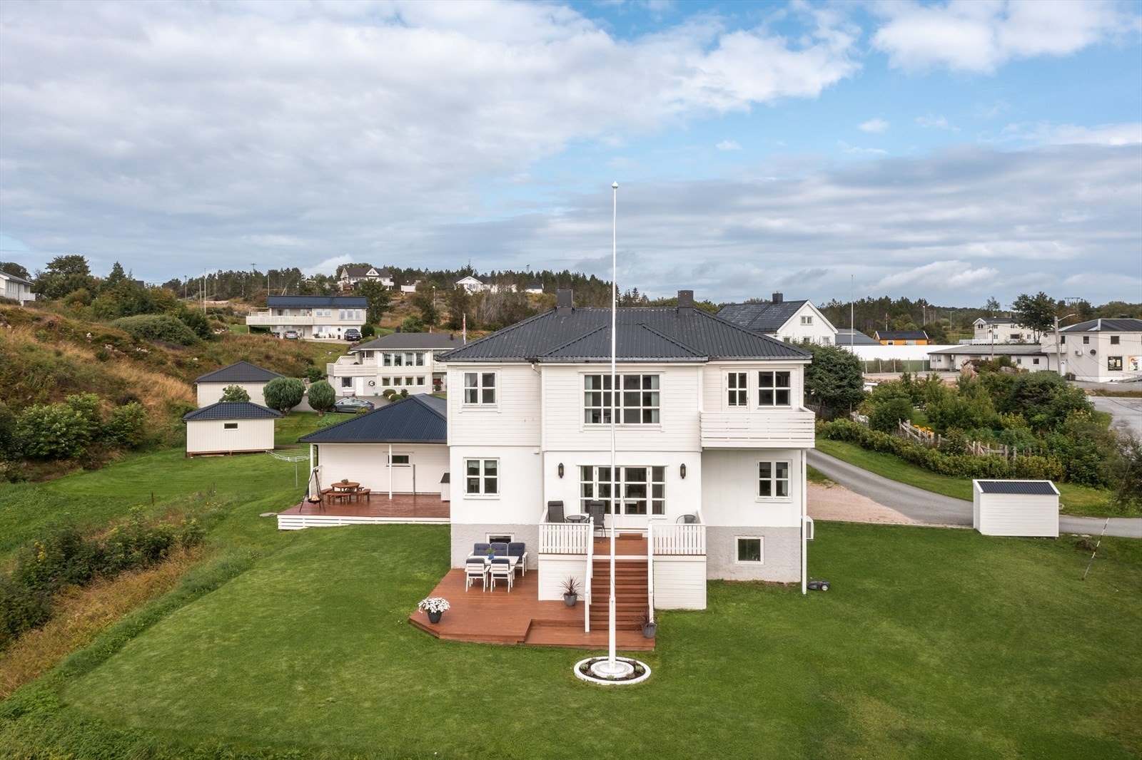 Velkommen til Hammarvikringen 96 - en stor og innholdsrik enebolig over to etasjer og kjeller Galleribilde