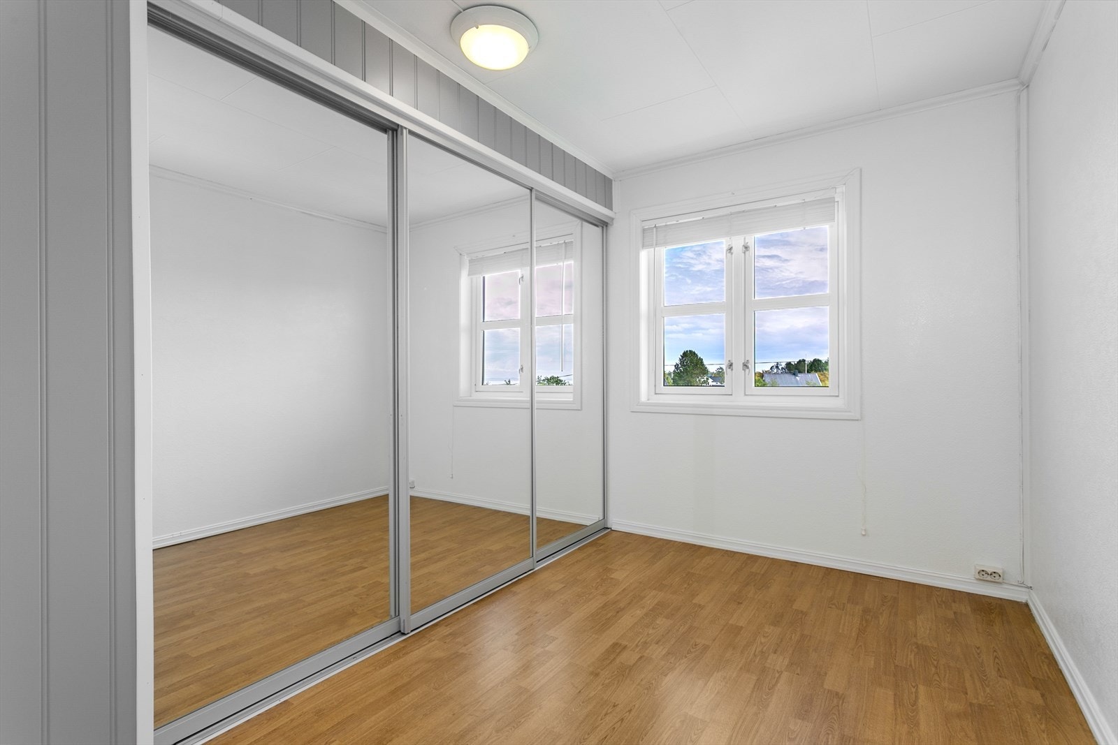 Bak skyvedørene er det garderobedel og totalt er rommet ca. 11,5 kvm Galleribilde