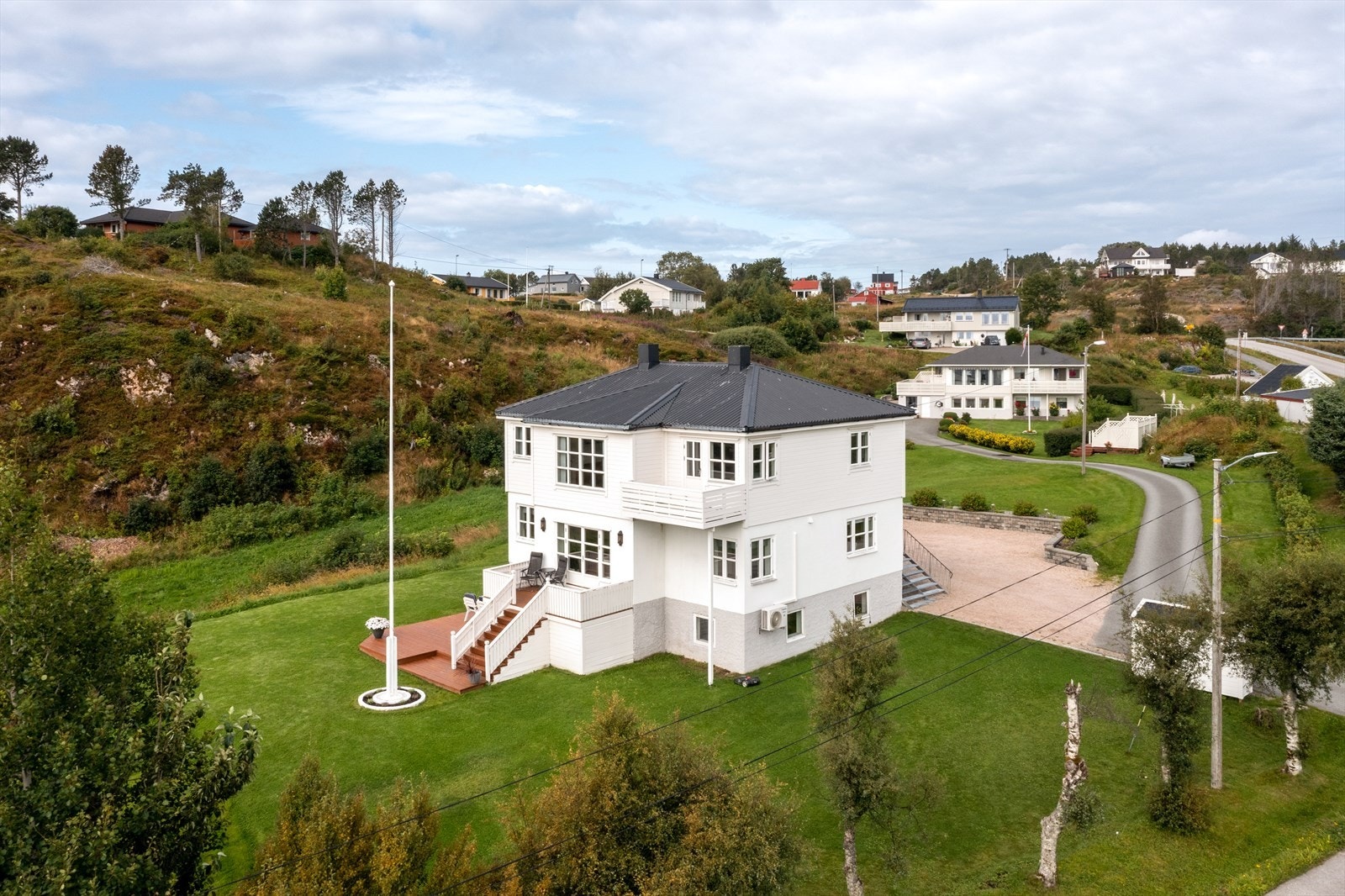 Hagen har god boltreplass med plen og to store terrasser Galleribilde