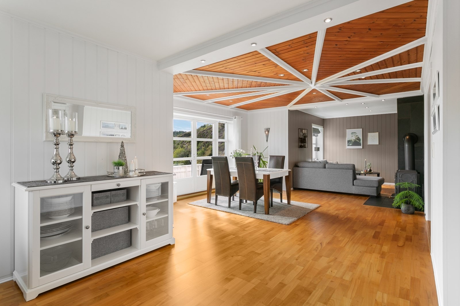 Gulvet har parkett og veggene har malt panel Galleribilde