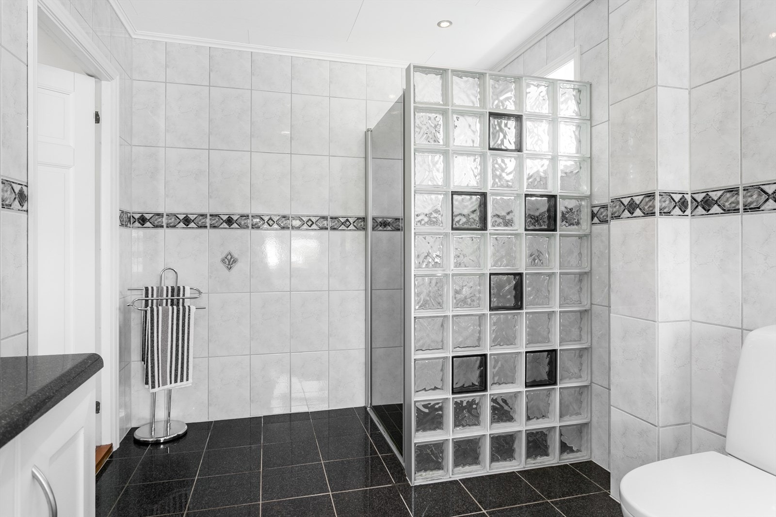 Badet ble oppgradert i 2002 og har flislagte overflater og et innfliset badekar. Dusjnisjen har dør i glass Galleribilde