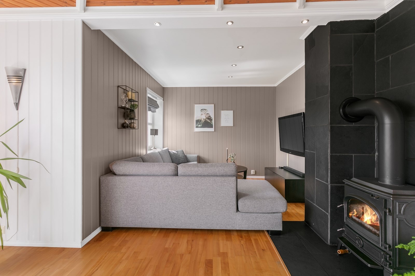 Peisovn gir god varme og ekstra hygge samtidig som det holder energikostnadene nede, i tillegg er det installert en varmepumpe Galleribilde