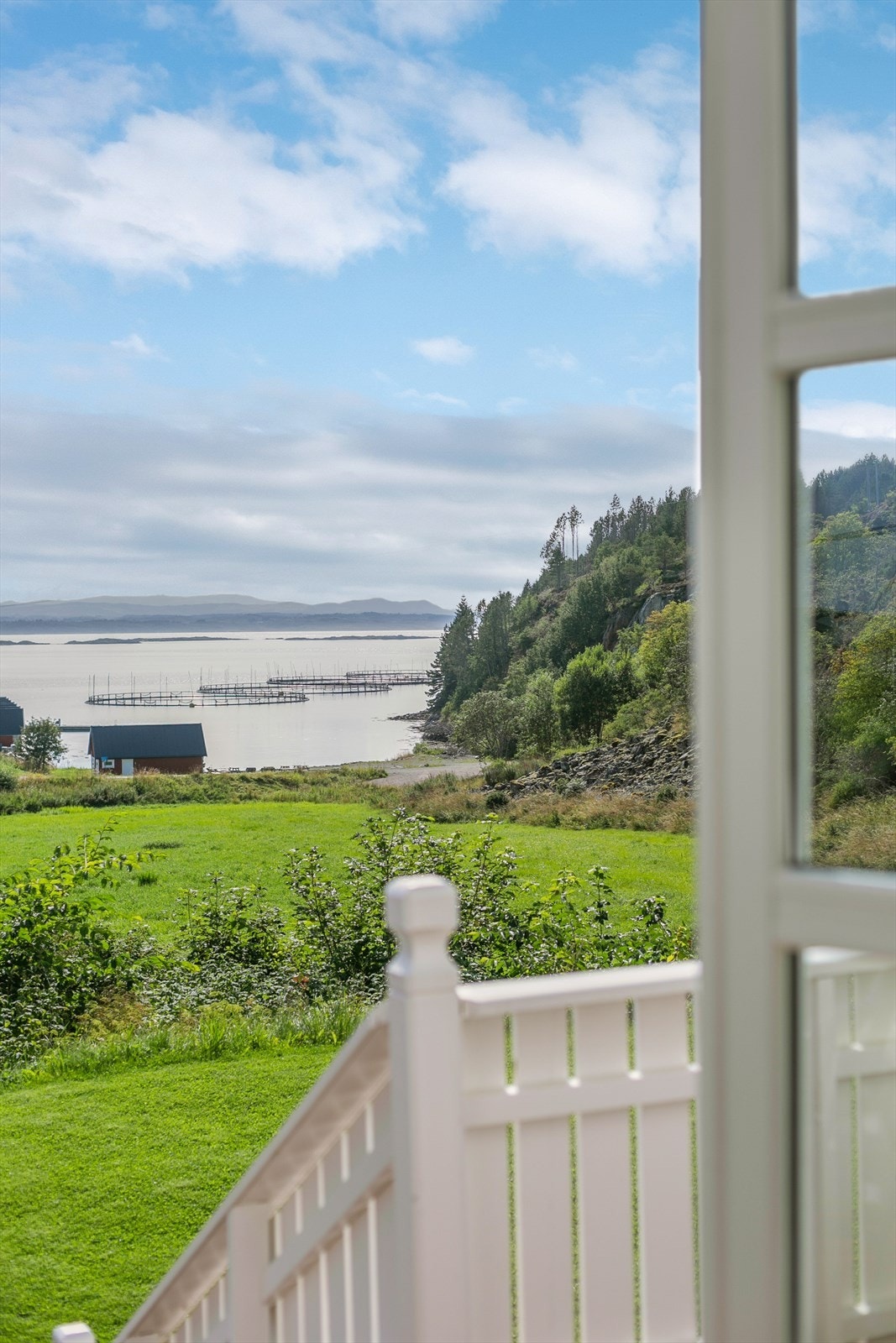 Frøya kommune er en av landets største kommuner for fiskeoppdrett, og har til sammen rundt 5400 holmer og skjær Galleribilde