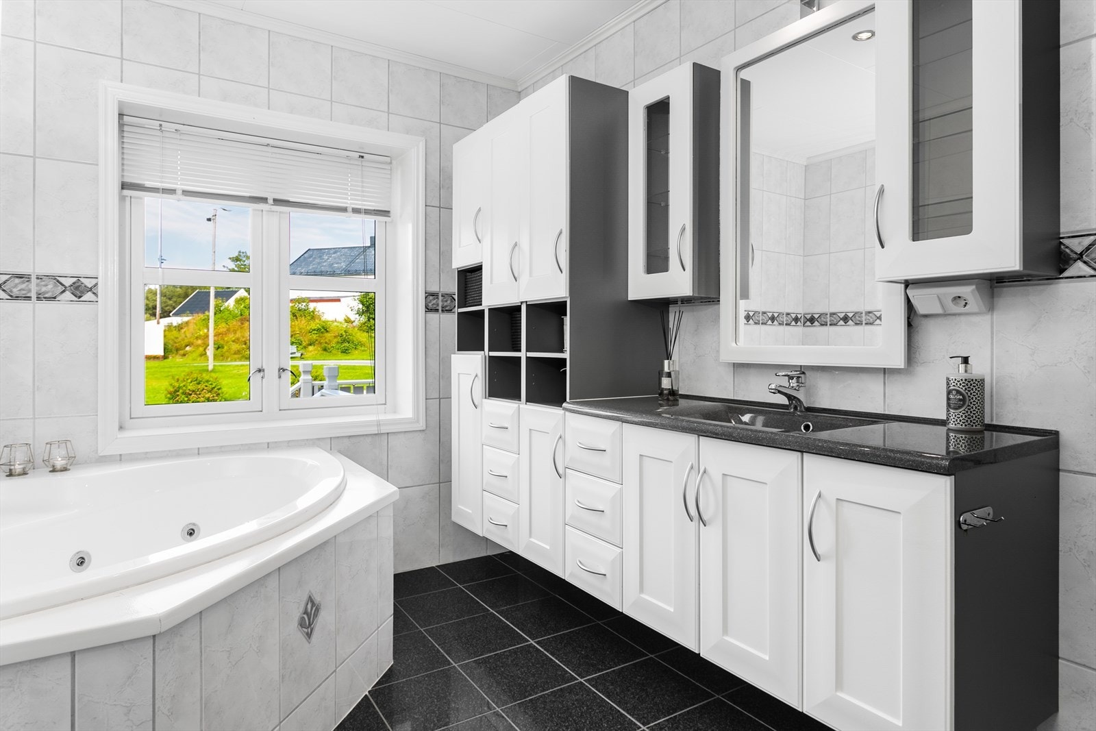 I denne baderomsinnredningen er det god oppbevaringsplass til håndklær, sminke og andre hygieneprodukter Galleribilde