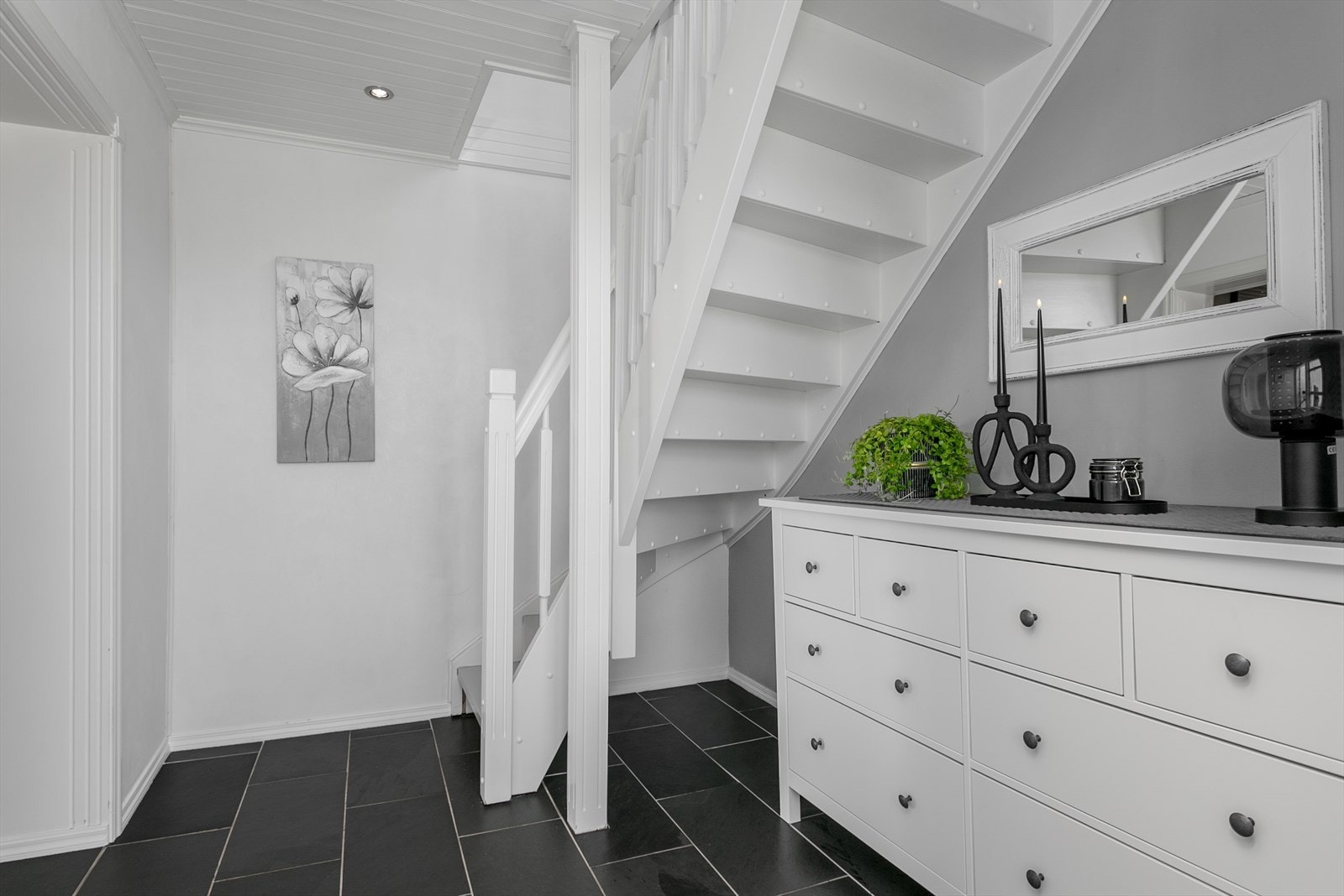 Entreen har flislagt gulv, downlights og trapp til andre etasje Galleribilde