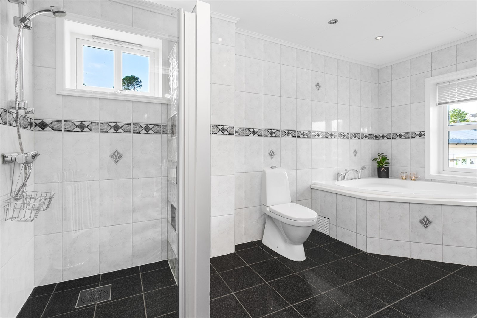 Boligen har to bad og et vaskerom. Dette badet ligger i første etasje og er ca. 10 kvm stort Galleribilde