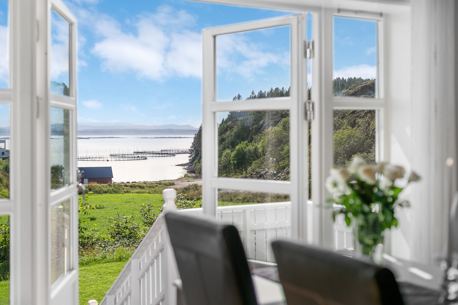 Fra stuen er det tofløyet dør til en koselig veranda med vakker utsikt Galleribilde