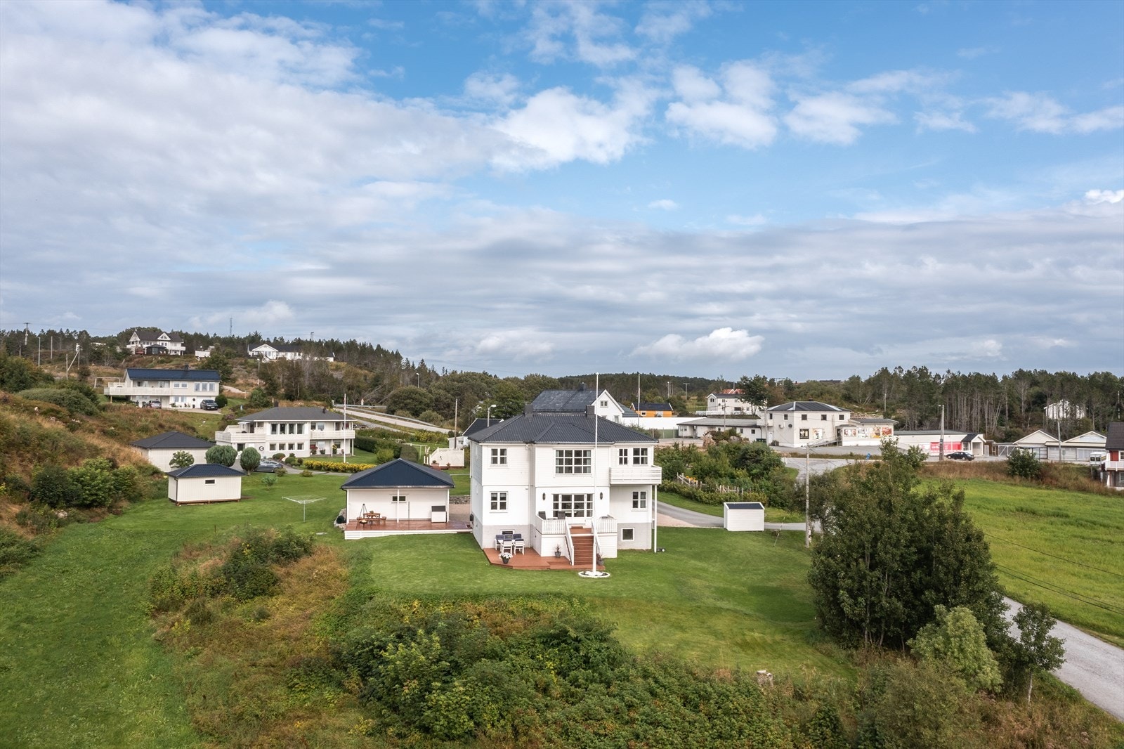 Beliggenheten er sjønær og idyllisk, få hundre meter fra Hammarvika gjestehavn Galleribilde