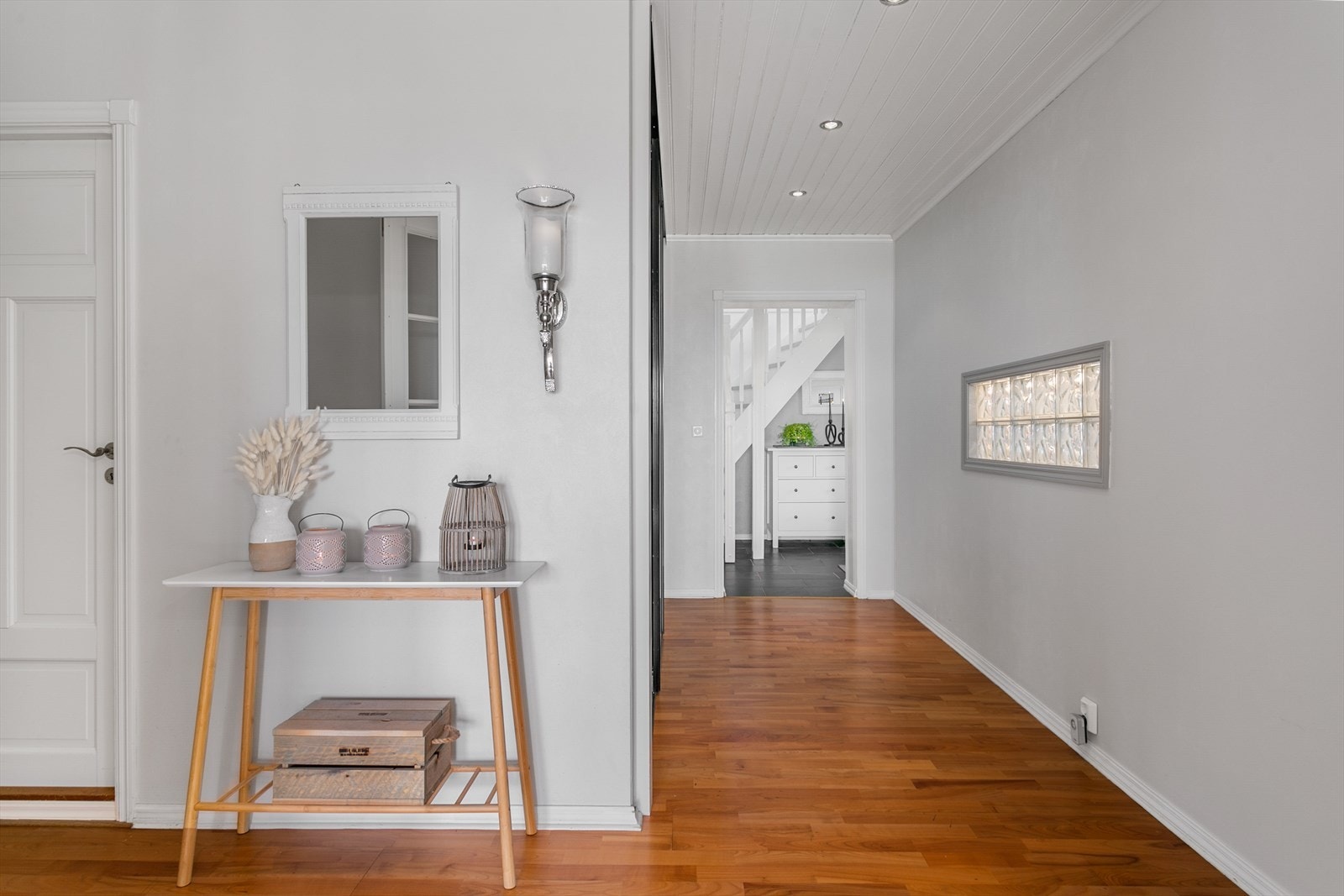 Boligen har mange garderobeløsninger og rikelig med lagringsplass i flere kjellerrom Galleribilde