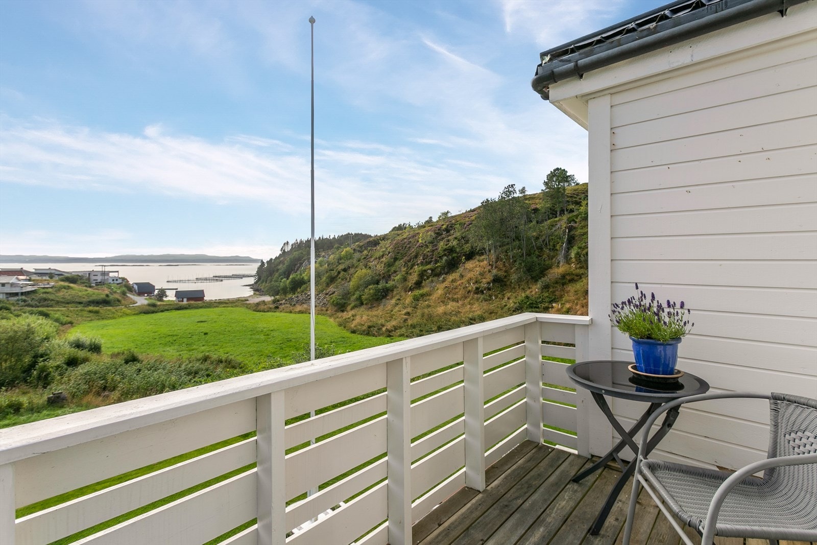 Utsikten fra balkongen er nydelig. Solen kan nytes fra morgenen av og til godt utpå dagen Galleribilde