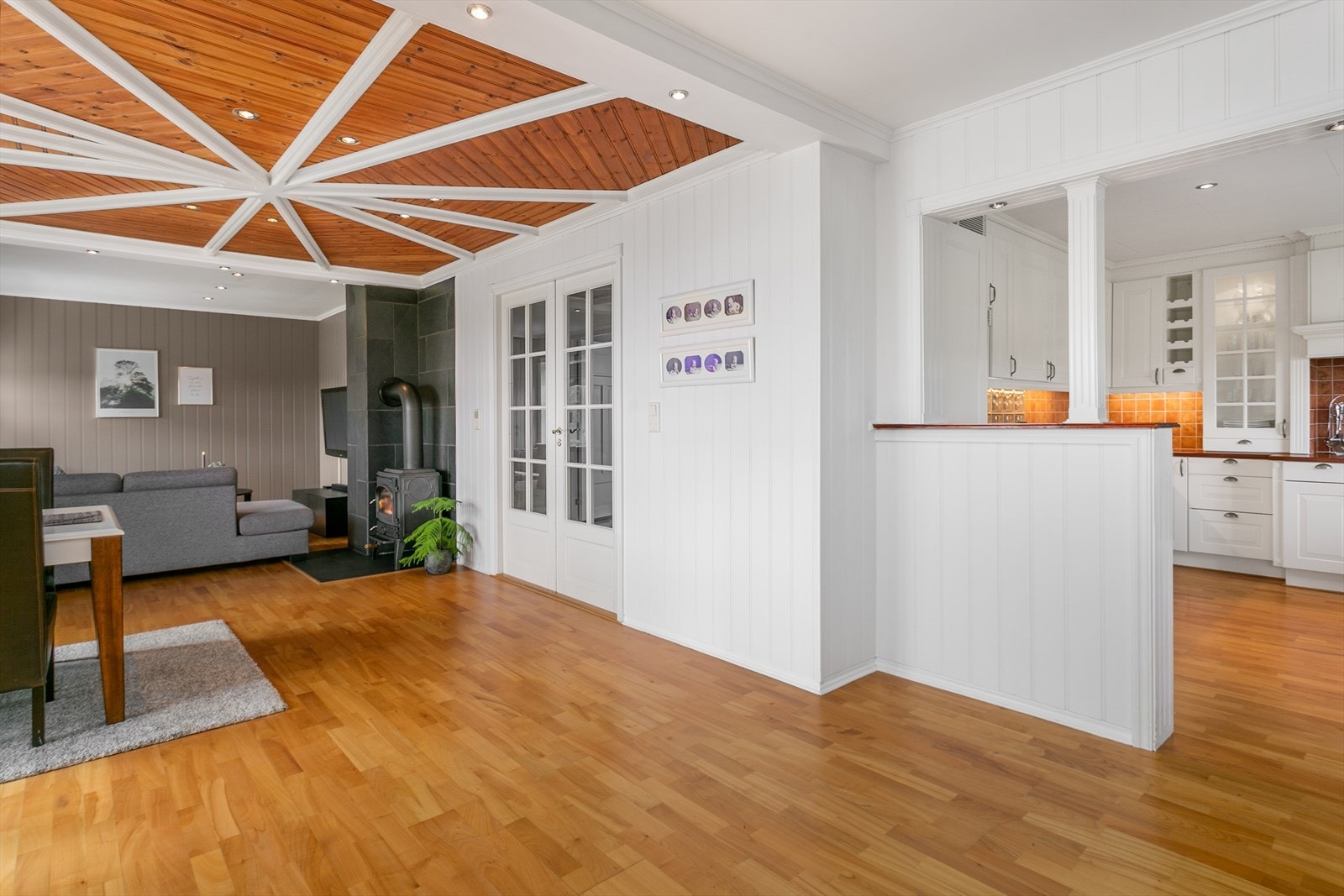 Fra stuen er det delvis åpen løsning til kjøkkenet Galleribilde