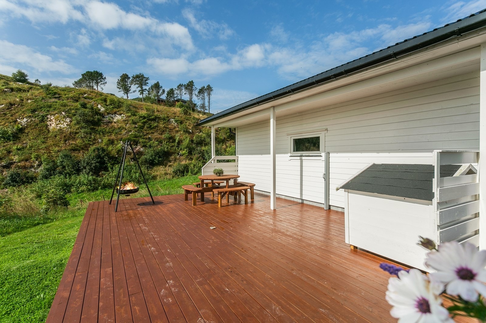 Langs garasjens sydvegg er det en terrasse på ca. 55 kvm Galleribilde
