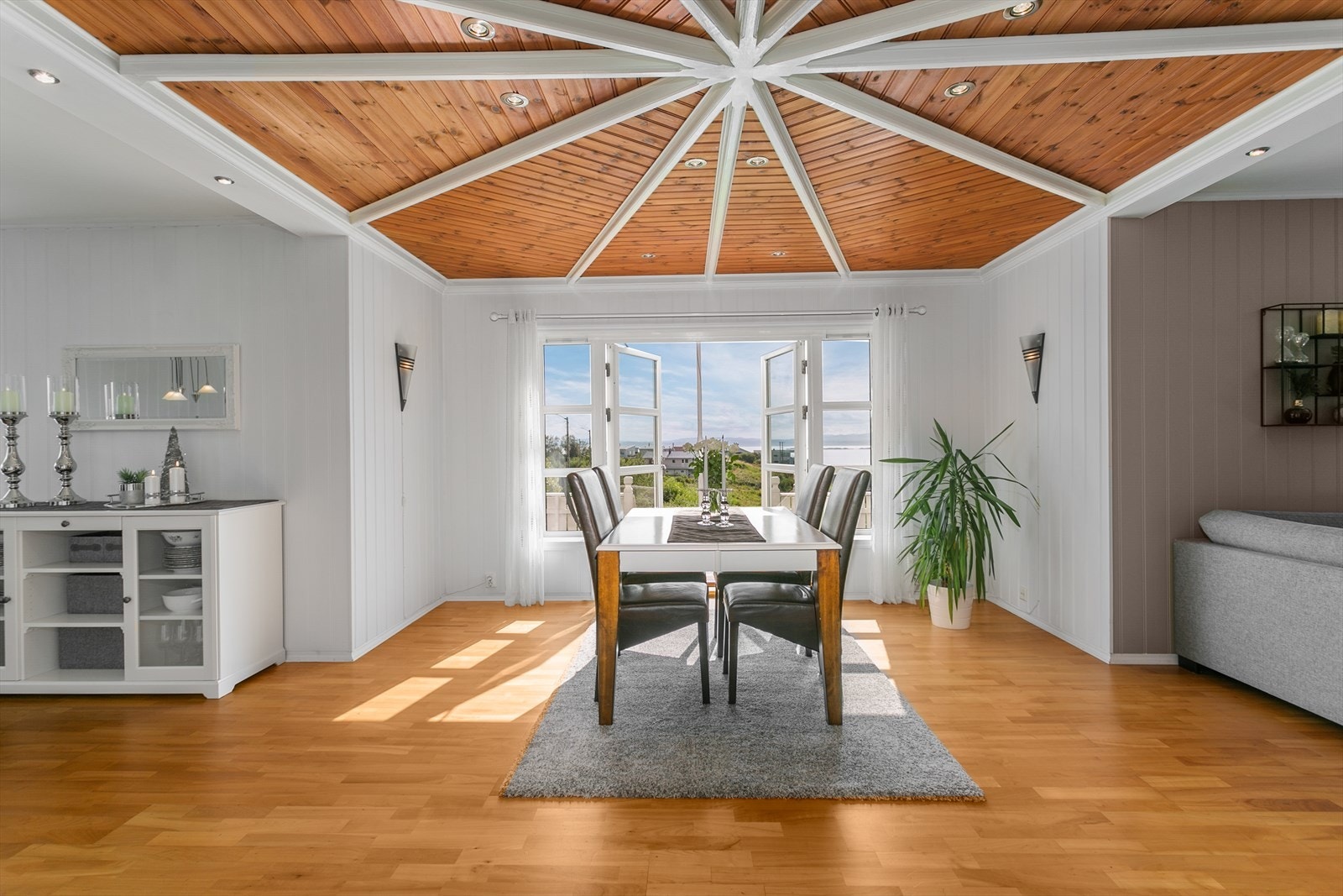 Stuen er inndelt i tre soner med en dekorativ himling i midtsonen Galleribilde