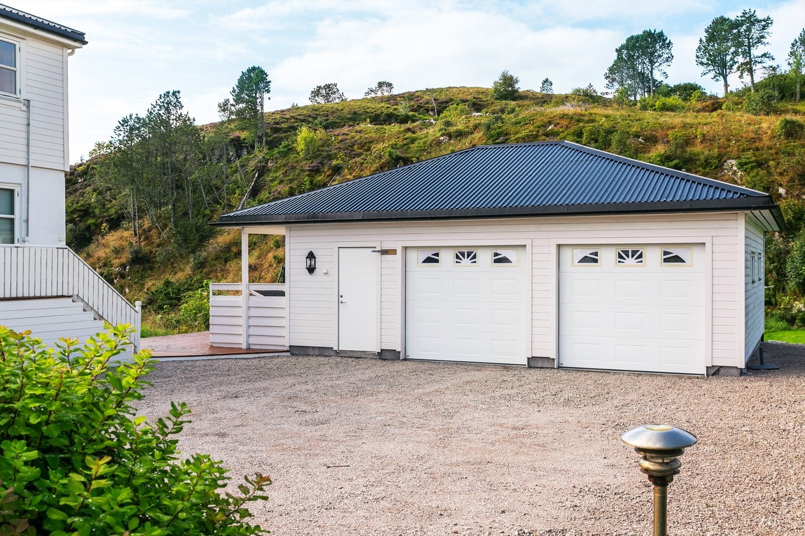 Det er god plass til å parkere mange biler på gårdsplassen Galleribilde