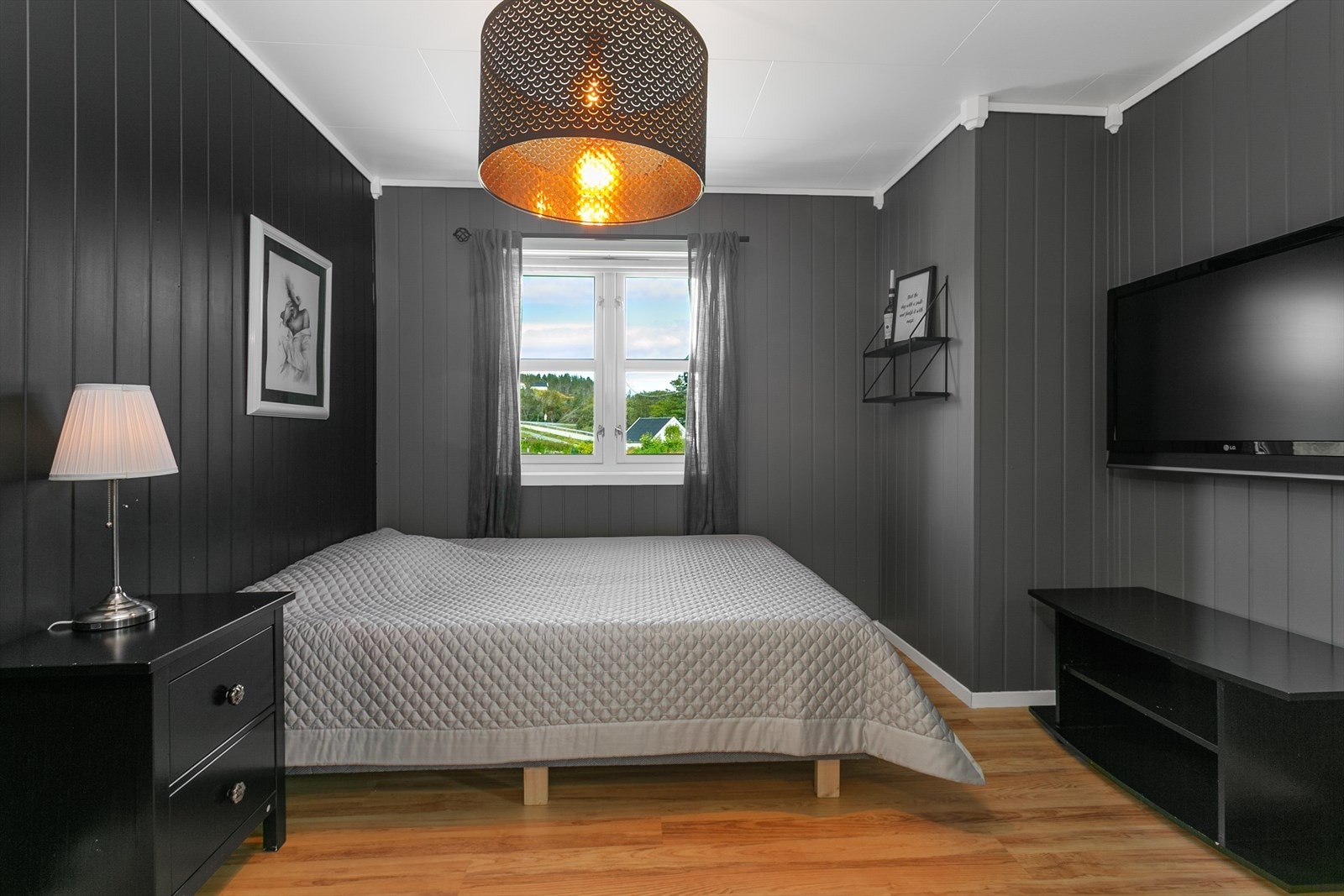 Soverommet er ca. 9,5 kvm og har vinkler som gir flere møbleringsmuligheter Galleribilde