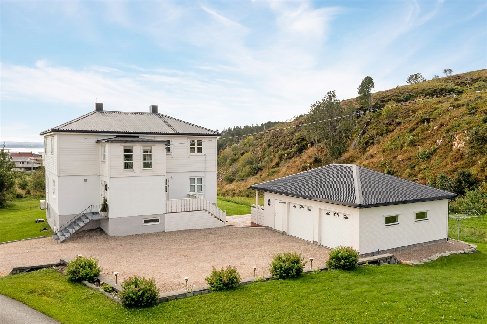 Garasjen ble oppført i 2017 og har et areal på ca. 61 kvm Galleribilde