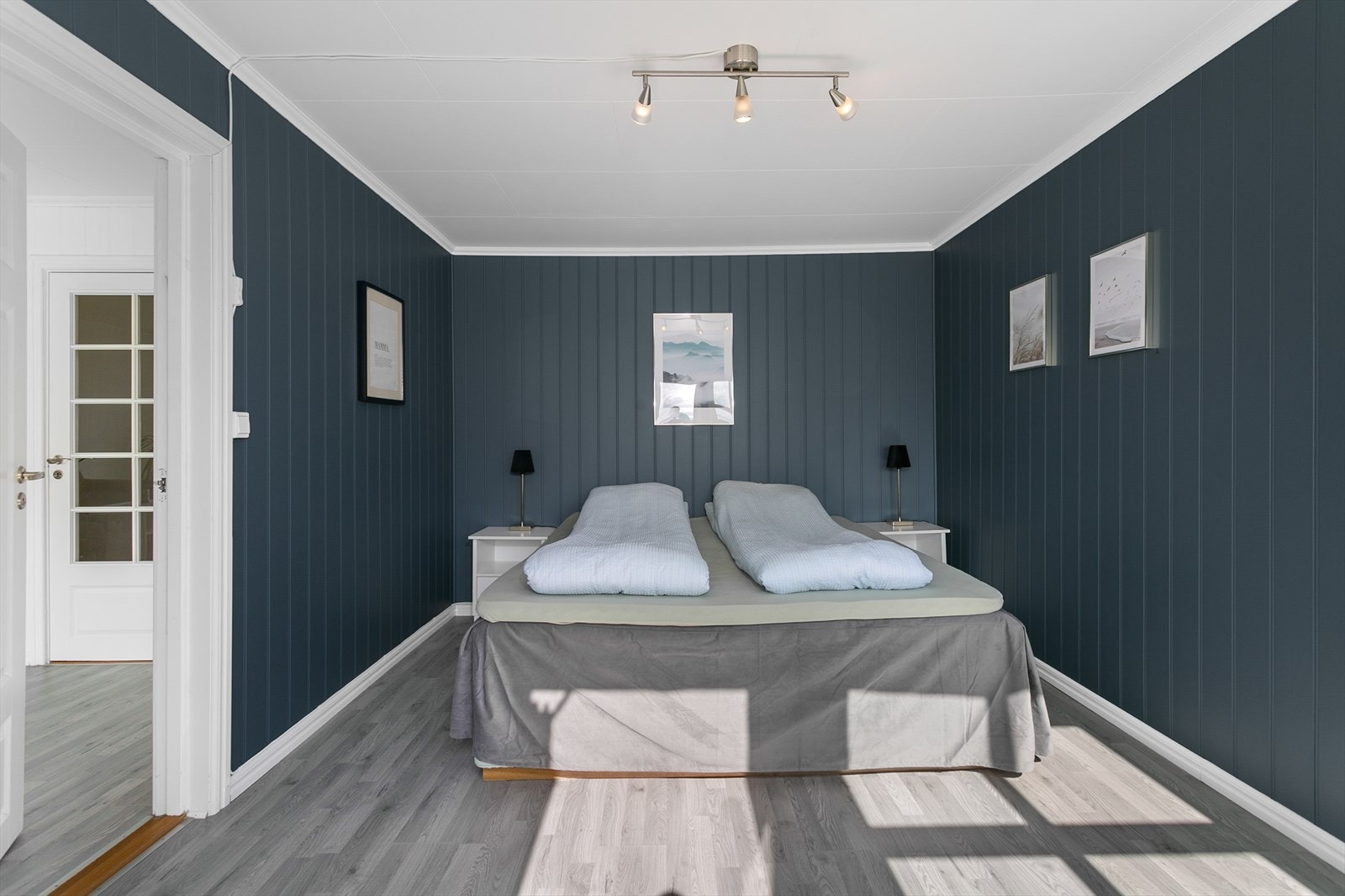 Det er fem gode soverom i andre etasje. Dette soverommet er ca. 12,5 kvm og størst i areal Galleribilde