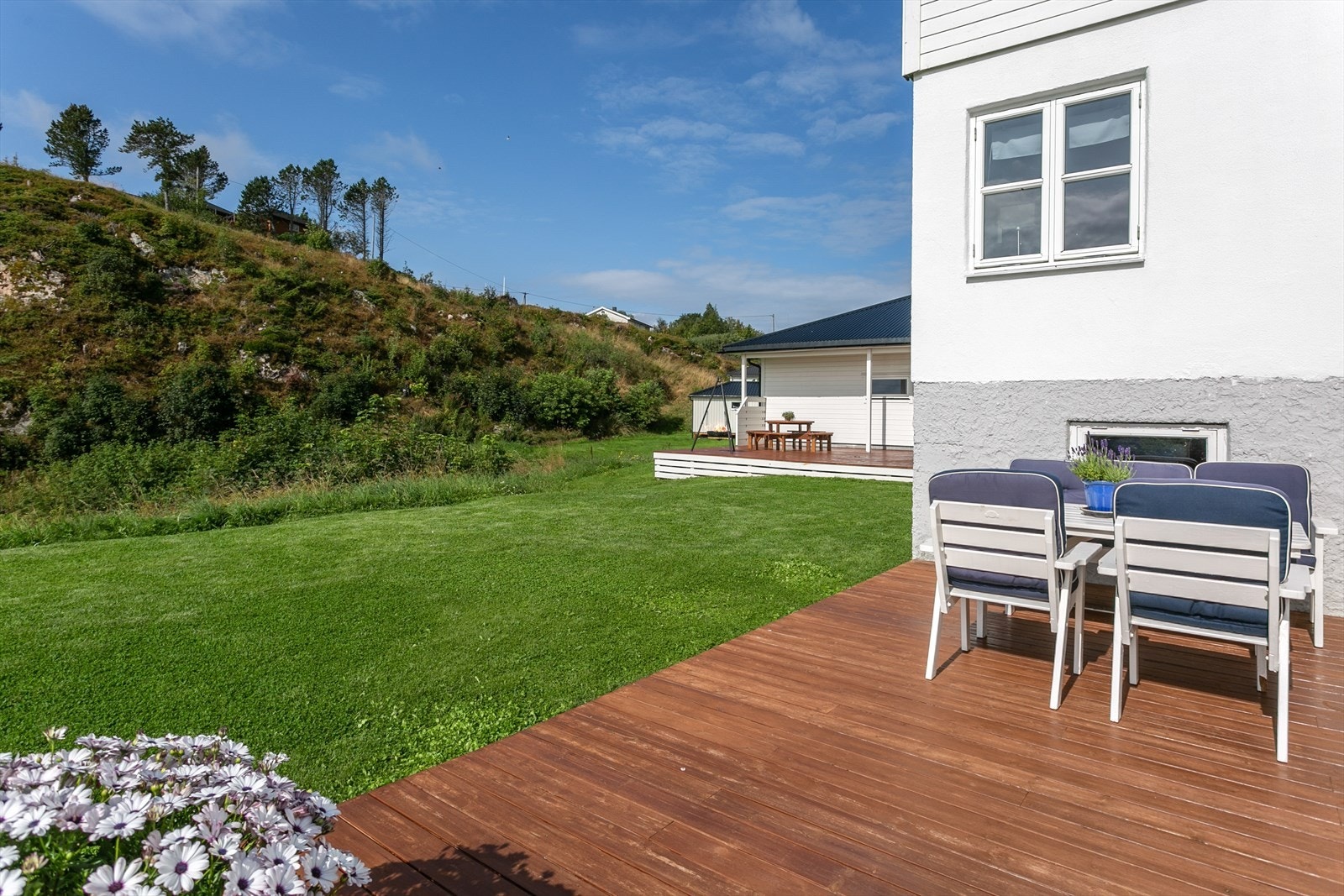 Ved siden av trappen til verandaen er det laget terrasse på ca. 37 kvm. Her kan man hygge seg uten naboer tett på Galleribilde