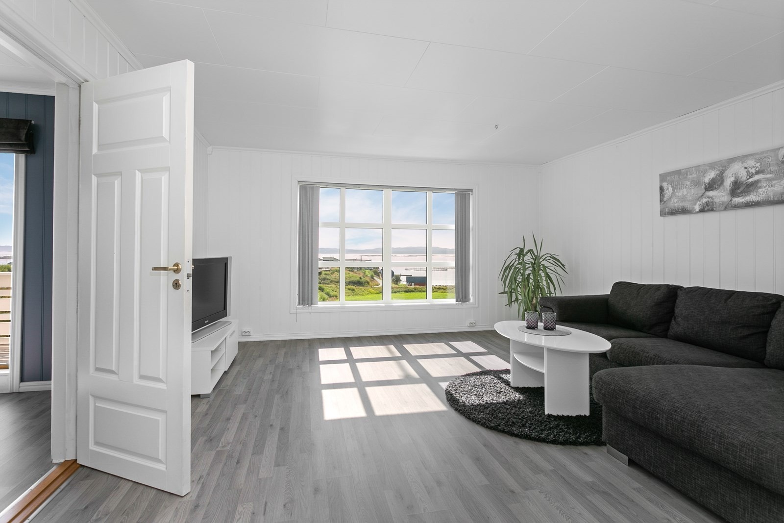 I andre etasje har boligen en stor, lys og trivelig loftstue på ca. 20 kvm Galleribilde