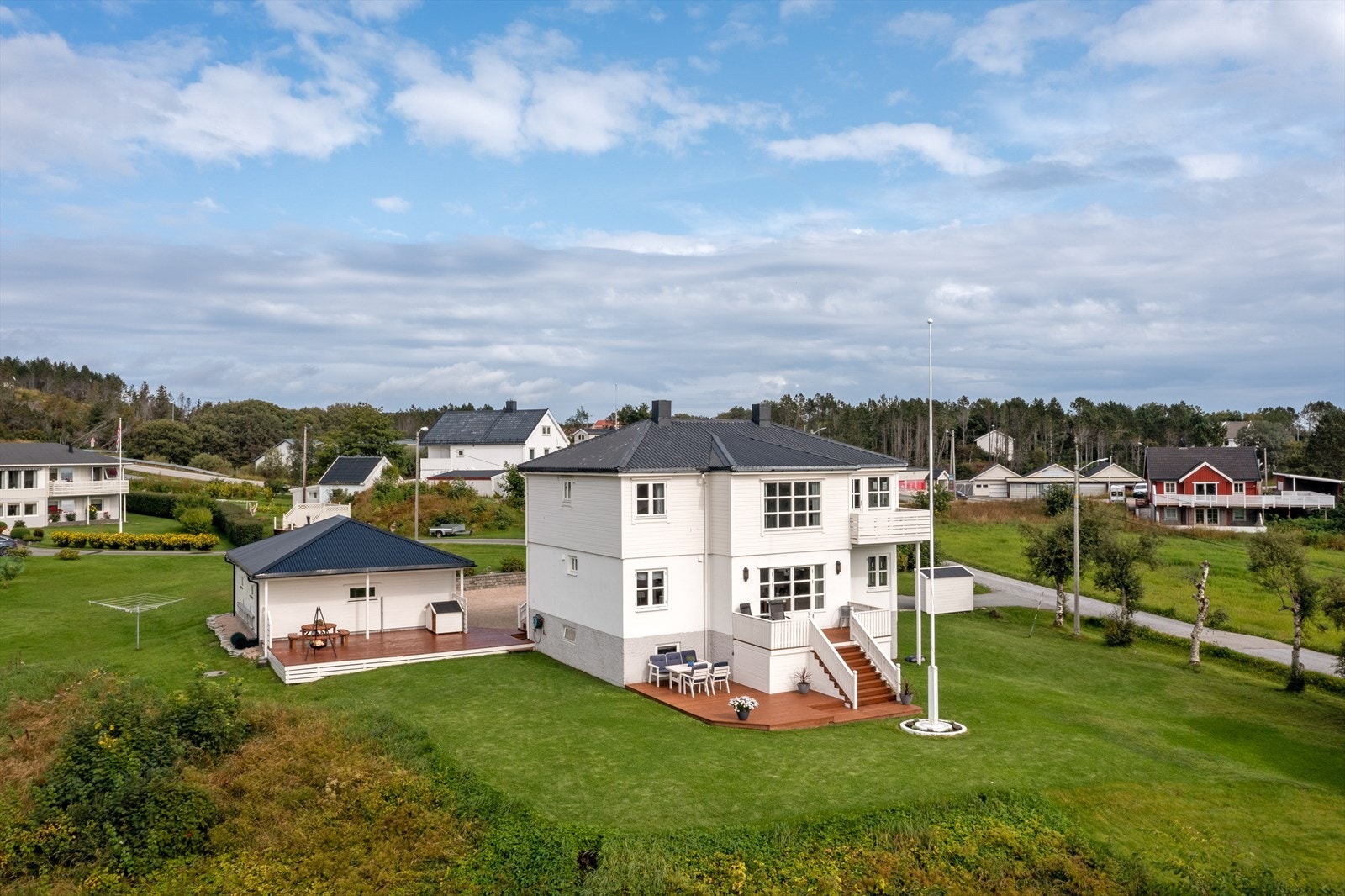 Vinduer og dører ble skiftet i 2002 i første og andre etasje Galleribilde