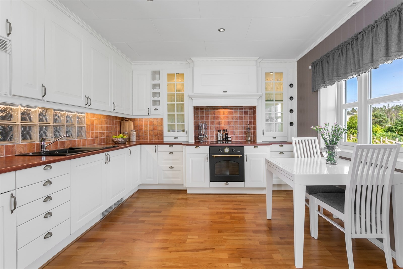 Kjøkkeninnredningen er fra 2002, i klassisk stil med profilerte fronter Galleribilde