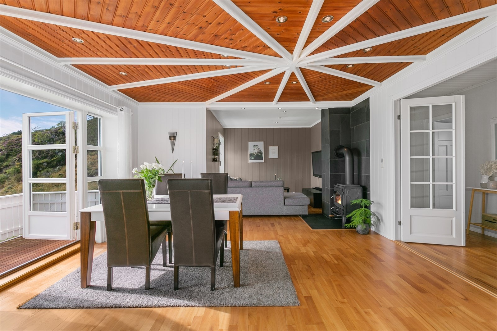 Downlights i himling gir fin belysning når kveldsmørket senker seg ute Galleribilde