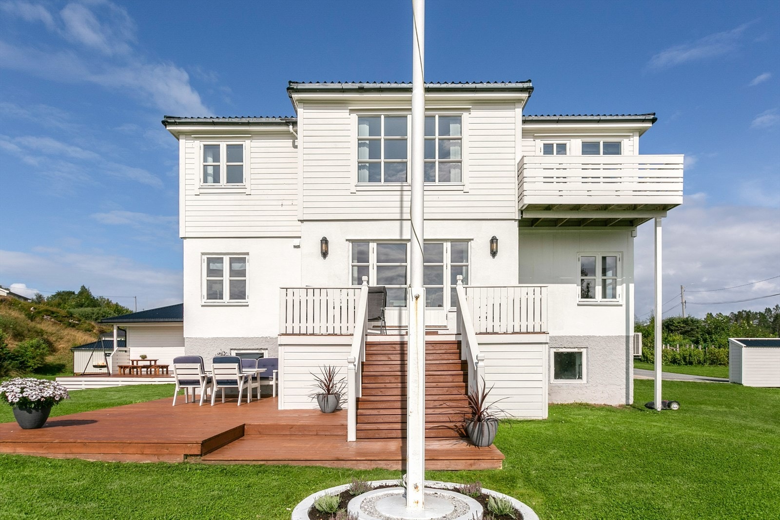 Boligen er velholdt og har en tomt på 1 619 kvm Galleribilde