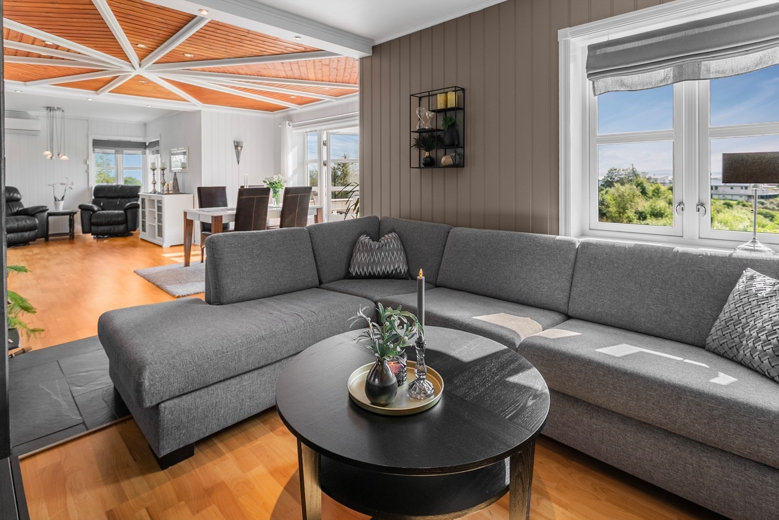 Stua er ca. 37 kvm og har god plass til ønsket møblering Galleribilde