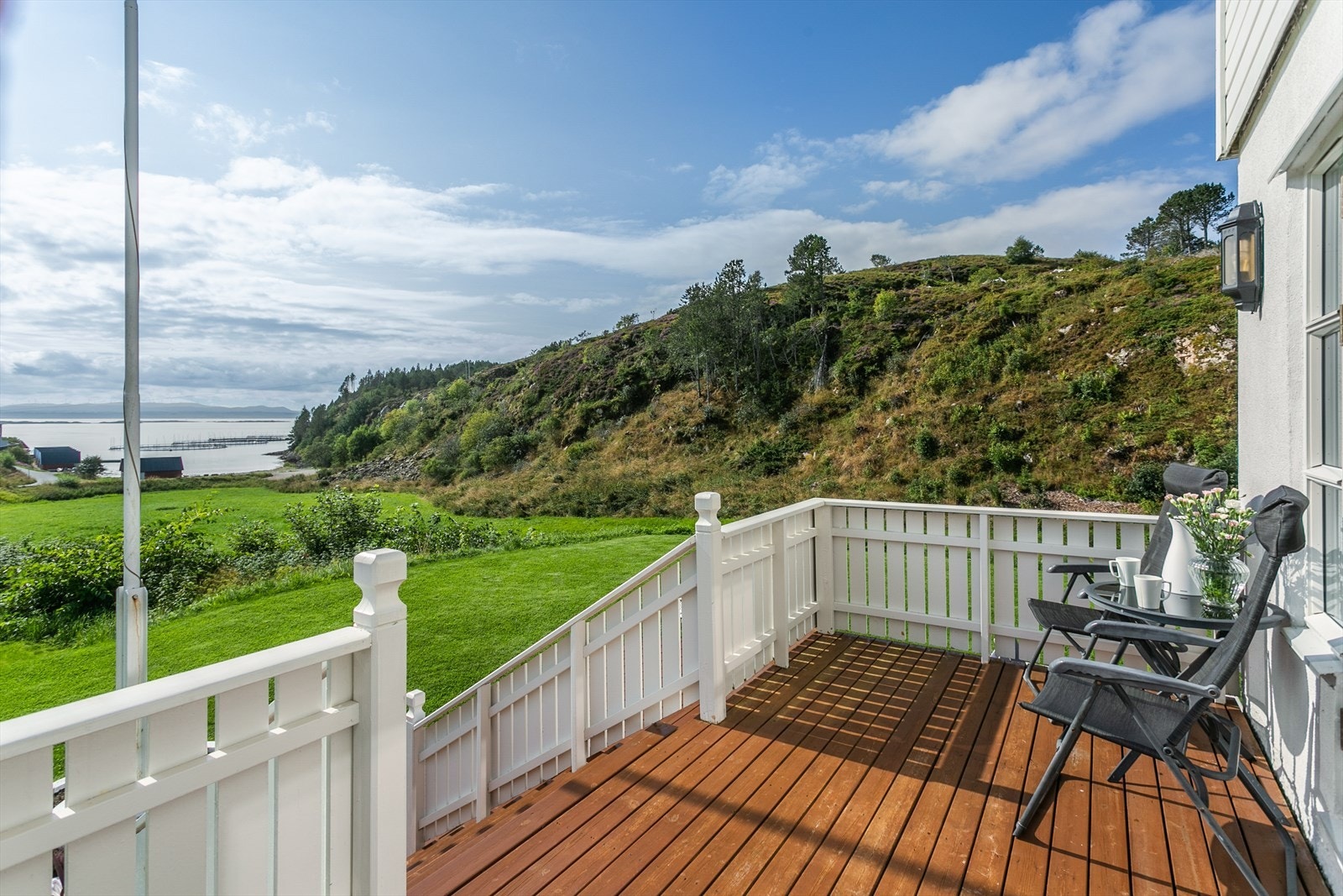 Verandaen utenfor stuen er sørvendt og har trapp ned til hagen Galleribilde