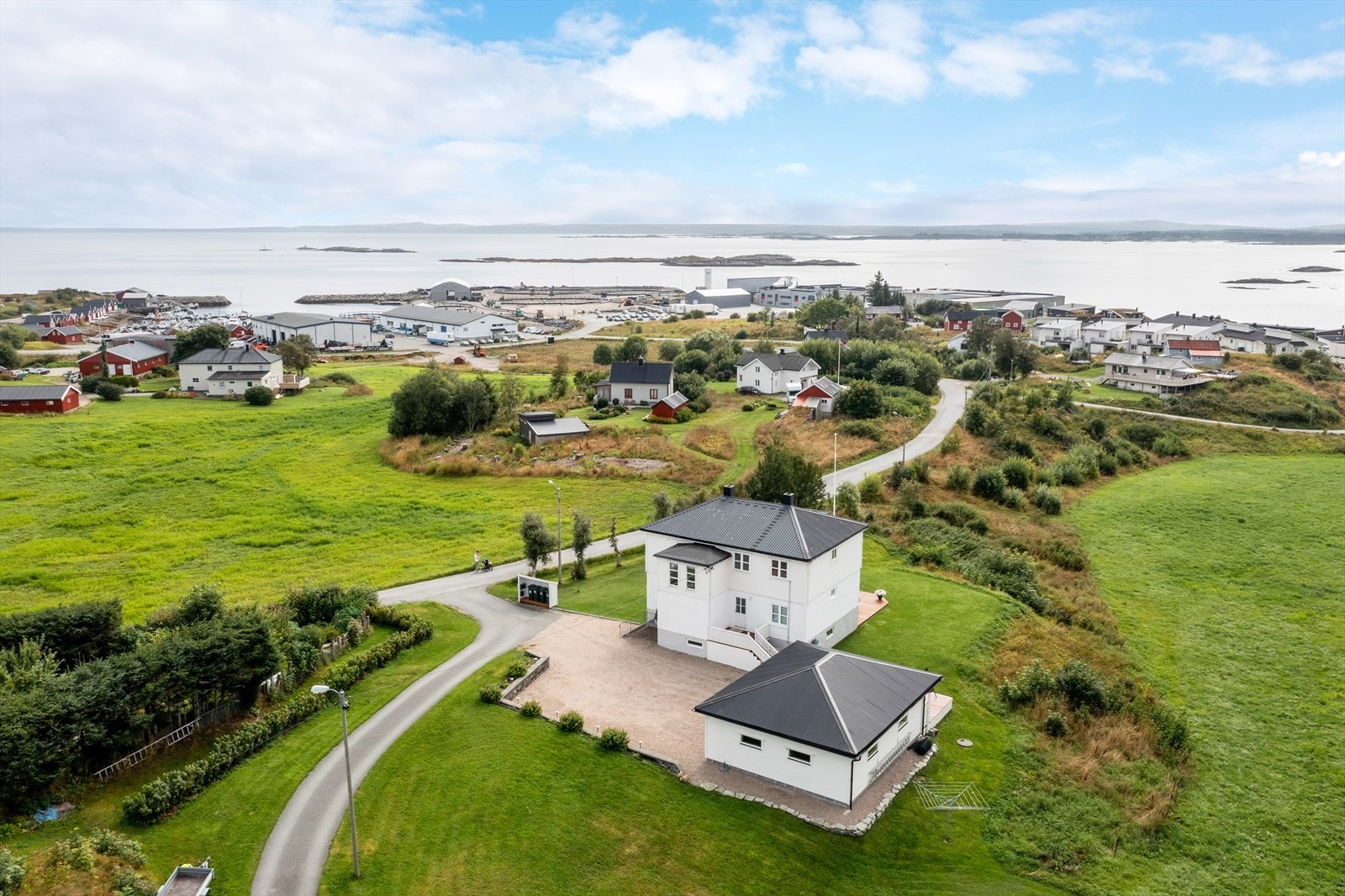 Fra boligen er det gangavstand til Coop Marked Hamarvik og ca. 5 min å kjøre til Sistranda - øyas kommunale sentrum Galleribilde