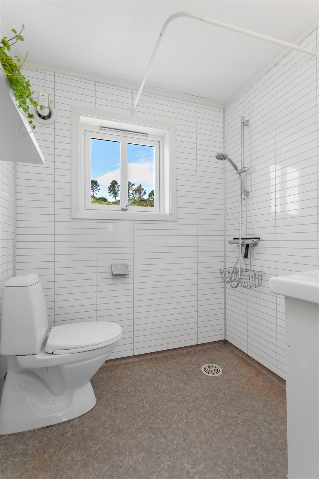 Badet i andre etasje ble oppgradert med nye våtromsplater på veggene i 2002. Gulvet har belegg fra 70-tallet Galleribilde